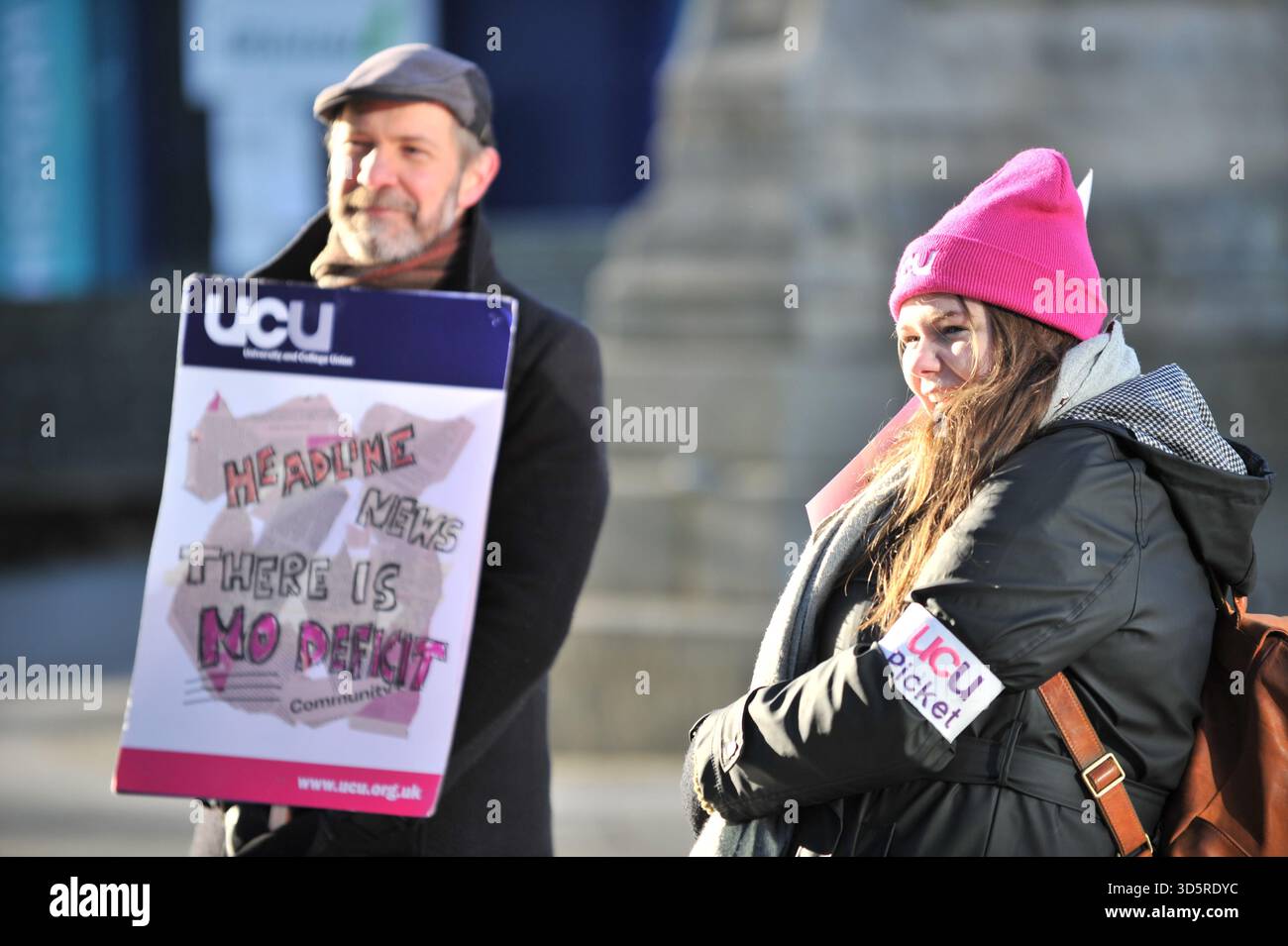 EDIMBURGO, SCOZIA – 17 novembre 2025: Manifestanti visti al picchetto con cartelloni. I membri della University and College Union (UCU) presso l'Università di Edimburgo sono solidali sulle linee di picchetto in importanti ingressi del campus durante gli orari di apertura di un'azione industriale di tre giorni che inizia il 17 novembre 2025 a Edimburgo, Scozia, protestando contro un'iniziativa di risparmio di 140 milioni di sterline che potrebbe portare a significative riduzioni del personale, cessazioni obbligatorie e modifiche ai termini di impiego. Le dimostrazioni si svolgono tra le 9:00 e le 12:00 in siti selezionati, con un'anticipazione di incontro chiave Foto Stock