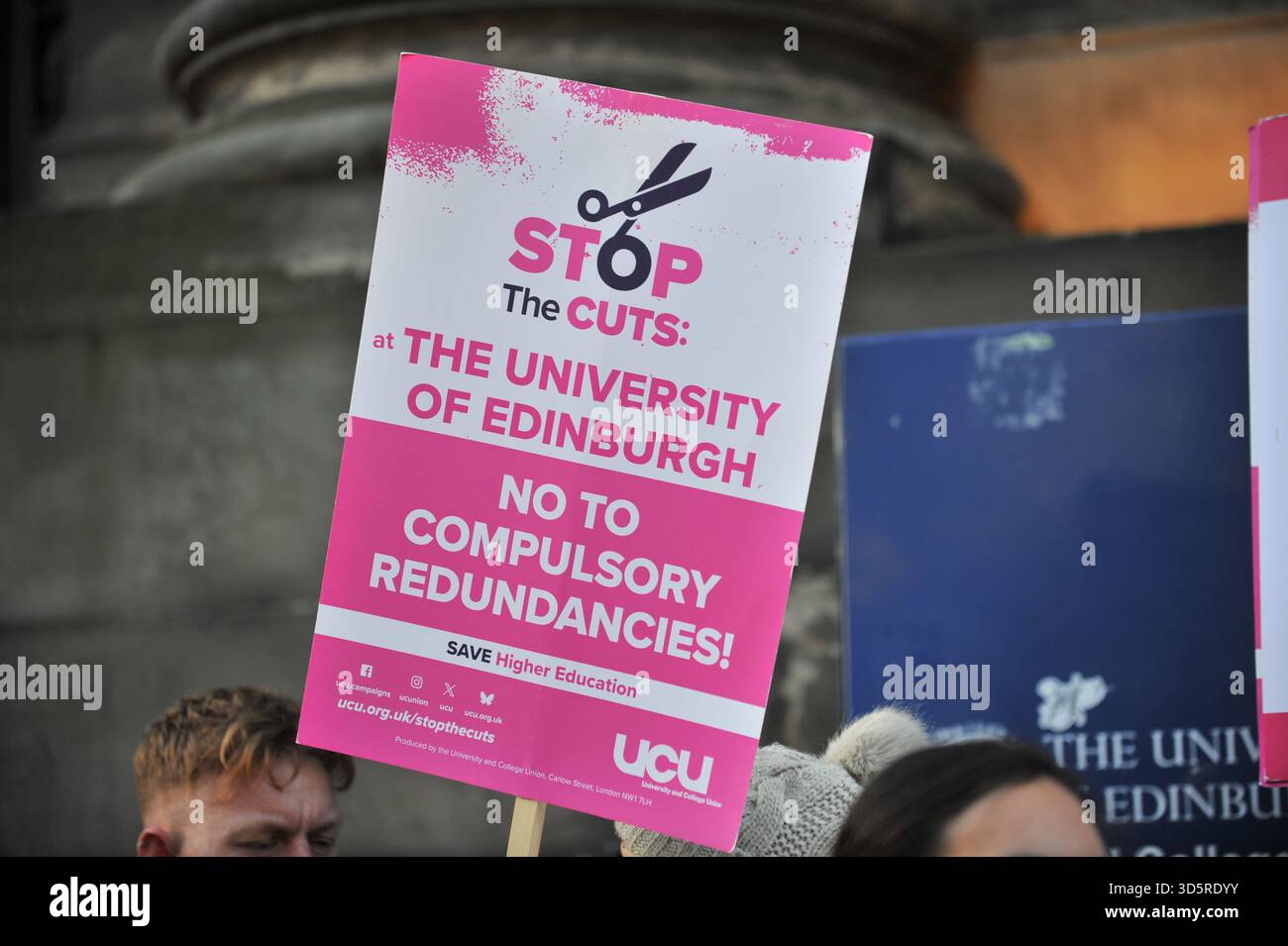 EDIMBURGO, SCOZIA – 17 novembre 2025: Cartello visto alla linea del picchetto. I membri della University and College Union (UCU) presso l'Università di Edimburgo sono solidali sulle linee di picchetto in importanti ingressi del campus durante gli orari di apertura di un'azione industriale di tre giorni che inizia il 17 novembre 2025 a Edimburgo, Scozia, protestando contro un'iniziativa di risparmio di 140 milioni di sterline che potrebbe portare a significative riduzioni del personale, cessazioni obbligatorie e modifiche ai termini di impiego. Le dimostrazioni si svolgono tra le 9:00 e le 12:00 in siti selezionati, con un incontro chiave previsto vicino allo scozzese Foto Stock