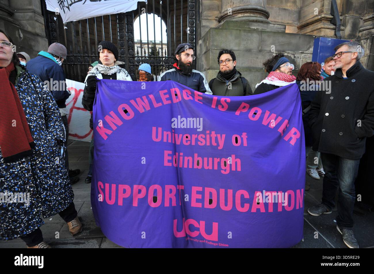 EDIMBURGO, SCOZIA – 17 novembre 2025: Manifestanti visti al picchetto con striscione. I membri della University and College Union (UCU) presso l'Università di Edimburgo sono solidali sulle linee di picchetto in importanti ingressi del campus durante gli orari di apertura di un'azione industriale di tre giorni che inizia il 17 novembre 2025 a Edimburgo, Scozia, protestando contro un'iniziativa di risparmio di 140 milioni di sterline che potrebbe portare a significative riduzioni del personale, cessazioni obbligatorie e modifiche ai termini di impiego. Le dimostrazioni si svolgono tra le 9:00 e le 12:00 in siti selezionati, con un incontro chiave anticipato Foto Stock