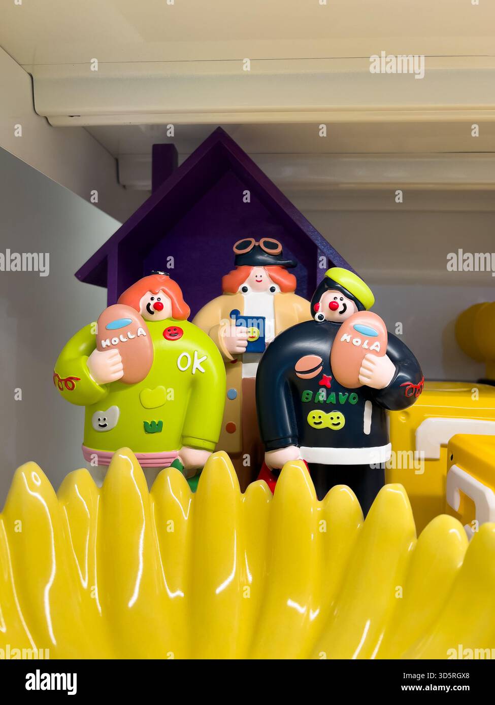 Bukit Bintang, Kuala Lumpur, Malesia - 17 novembre 2025 : Figurine astratte con occhi larghi con libri e alcune decorazioni Foto Stock