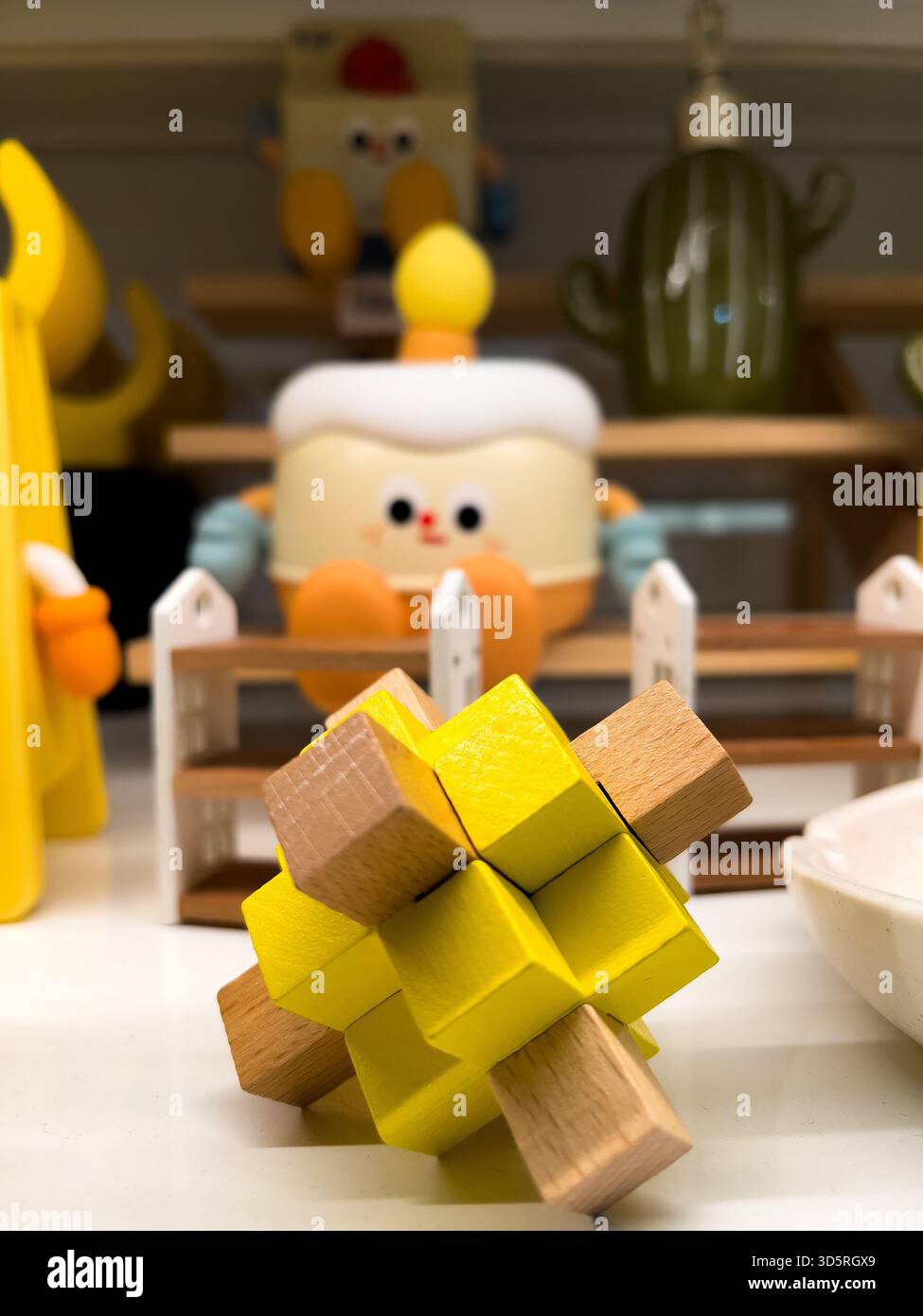 Bukit Bintang, Kuala Lumpur, Malesia - 17 novembre 2025 : Figurine astratte con occhi larghi con libri e alcune decorazioni Foto Stock