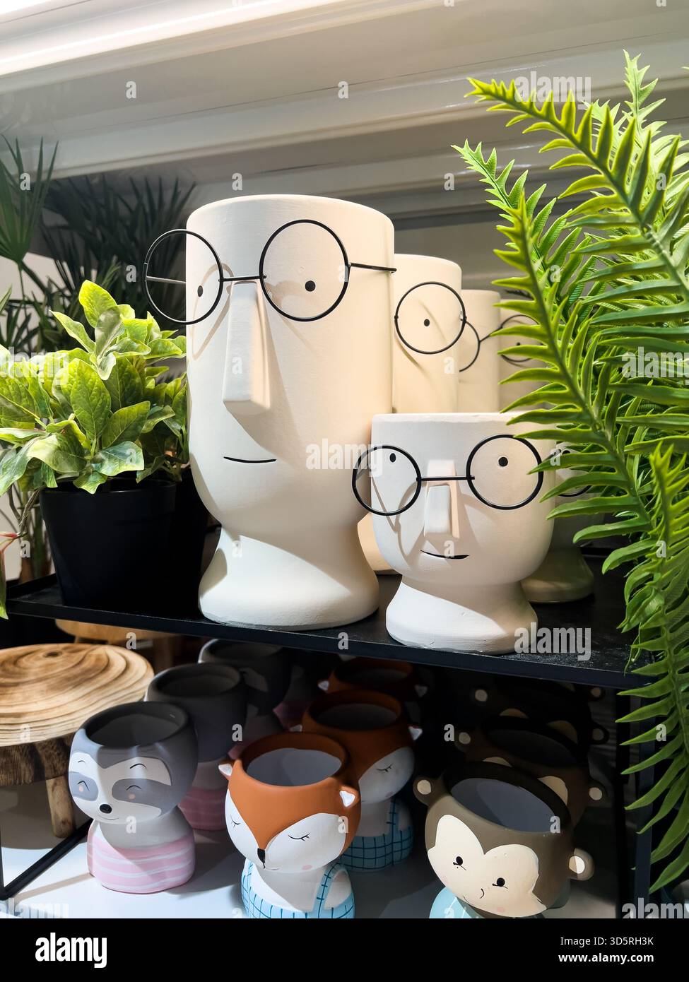 Bukit Bintang, Kuala Lumpur, Malesia - 17 novembre 2025 : Figurine astratte con occhi larghi con libri e alcune decorazioni Foto Stock