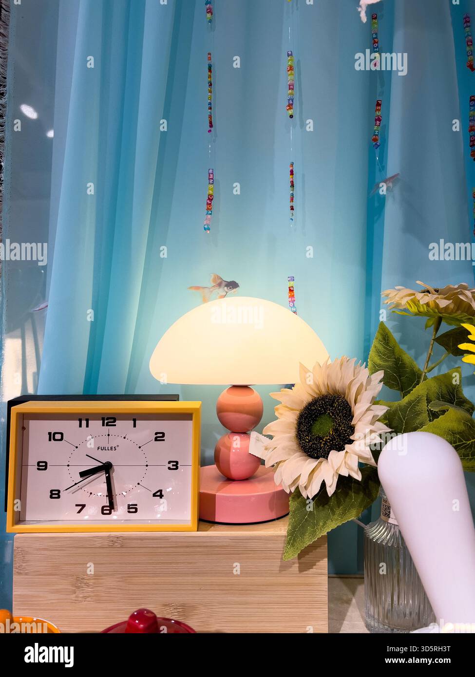 Bukit Bintang, Kuala Lumpur, Malesia - 17 novembre 2025 : Una collezione colorata di lampade che si adattano a un tavolo da studio o alle decorazioni della camera da letto Foto Stock