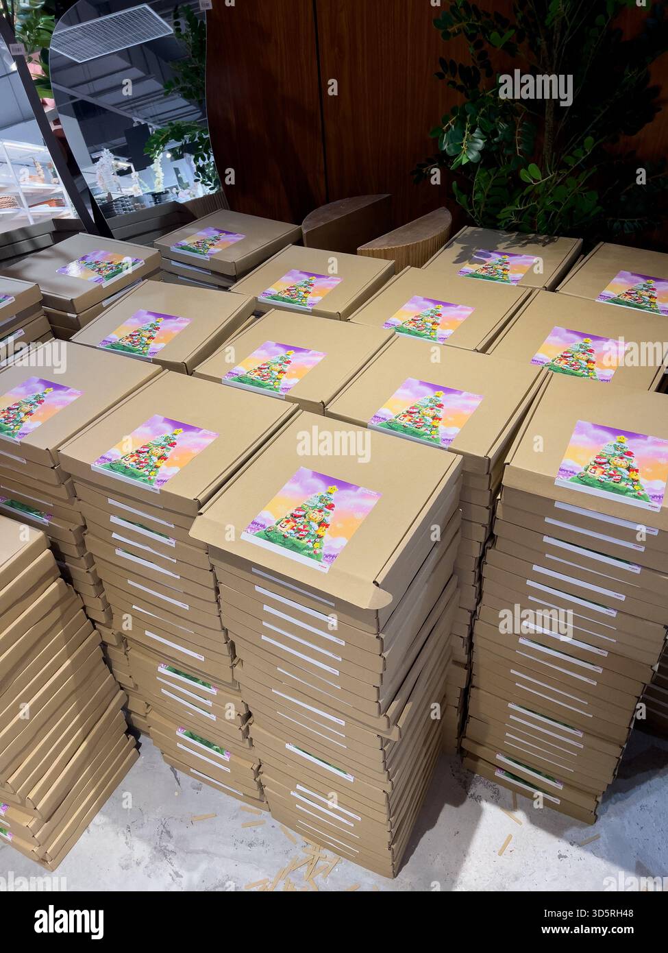 Bukit Bintang, Kuala Lumpur, Malesia - 17 novembre 2025 : pile di scatole di cartone con adesivi per alberi di Natale Foto Stock