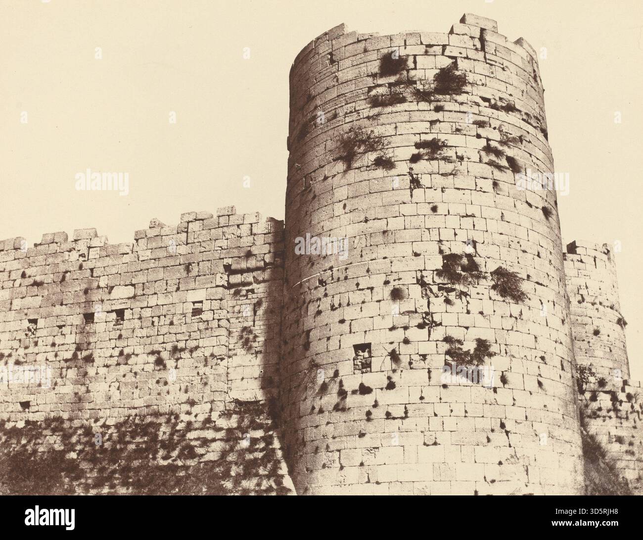 Questa opera d'arte di Louis De Clercq, realizzata nel 1859, raffigura la torre ad angolo sud-ovest del secondo recinto di Kalaat El Hosn. La vista esterna si concentra sull'architettura difensiva, sui dettagli in muratura e sul terreno circostante. Rappresenta la documentazione europea del XIX secolo delle fortificazioni mediorientali con particolare attenzione alla struttura e alla prospettiva. Foto Stock