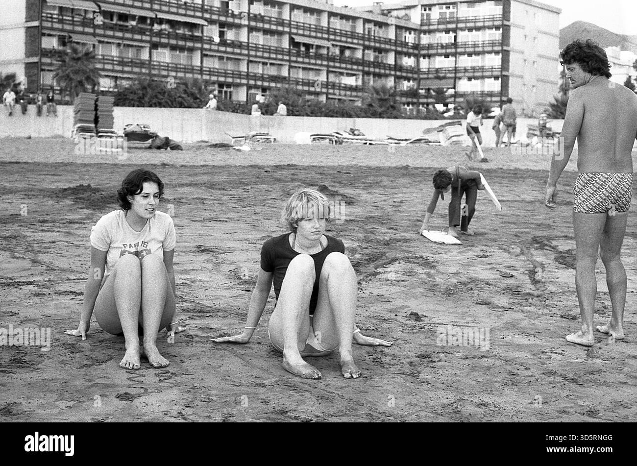 Nuovi clienti che imparano a fare windsurf a Los Christianos? L'istruttore di surf esamina i suoi studenti [traduzione automatica] Foto Stock
