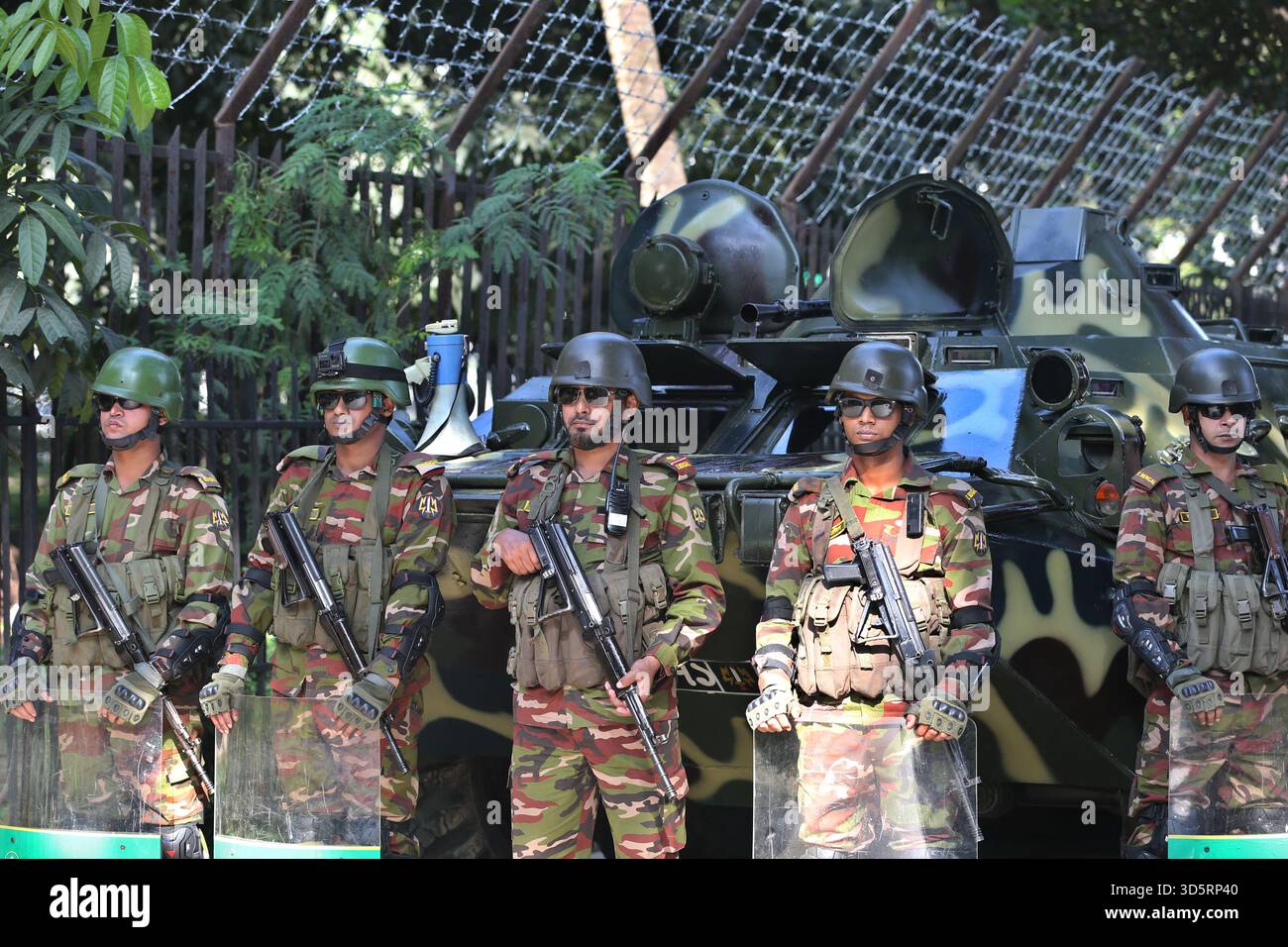 Dacca, Bangladesh. 17 novembre 2025. Il personale di sicurezza del Bangladesh è di guardia di fronte al Tribunale internazionale per i crimini (TIC), nella zona dell'alta corte di Dacca, Banladesh, 17 novembre 2025. Il Tribunale internazionale per i crimini 1 pronuncerà il verdetto nel caso contro il deposto primo ministro Sheikh Hasina e due dei suoi principali aiutanti. Sheikh Hasina è accusato di crimini contro l'umanità, tra cui omicidio, legati alla rivolta del luglio 2024. Foto di Habibur Rahman/ABACAPRESS.COM credito: Abaca Press/Alamy Live News Foto Stock