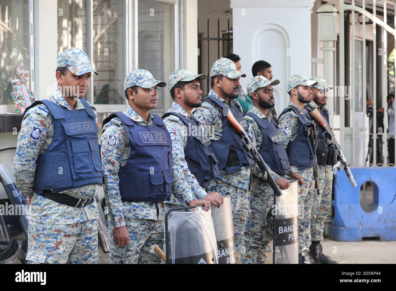 Dacca, Bangladesh. 17 novembre 2025. Il personale di sicurezza del Bangladesh è di guardia di fronte al Tribunale internazionale per i crimini (TIC), nella zona dell'alta corte di Dacca, Banladesh, 17 novembre 2025. Il Tribunale internazionale per i crimini 1 pronuncerà il verdetto nel caso contro il deposto primo ministro Sheikh Hasina e due dei suoi principali aiutanti. Sheikh Hasina è accusato di crimini contro l'umanità, tra cui omicidio, legati alla rivolta del luglio 2024. Foto di Habibur Rahman/ABACAPRESS.COM credito: Abaca Press/Alamy Live News Foto Stock