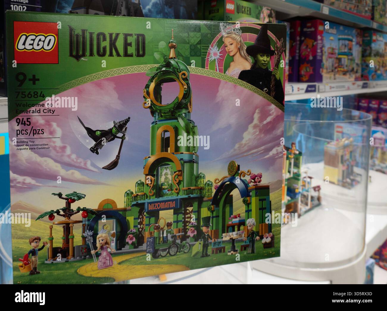 Wicked merchandise in vendita nel Rockefeller Center Lego store, 2025, New York City, USA Foto Stock
