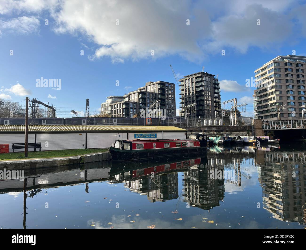 Vista generale del bacino di St Pancras, noto anche come St Pancras Yacht Basin, parte del Regent's Canal nel borgo londinese di Camden. - Immagine stock catturata con smartphone