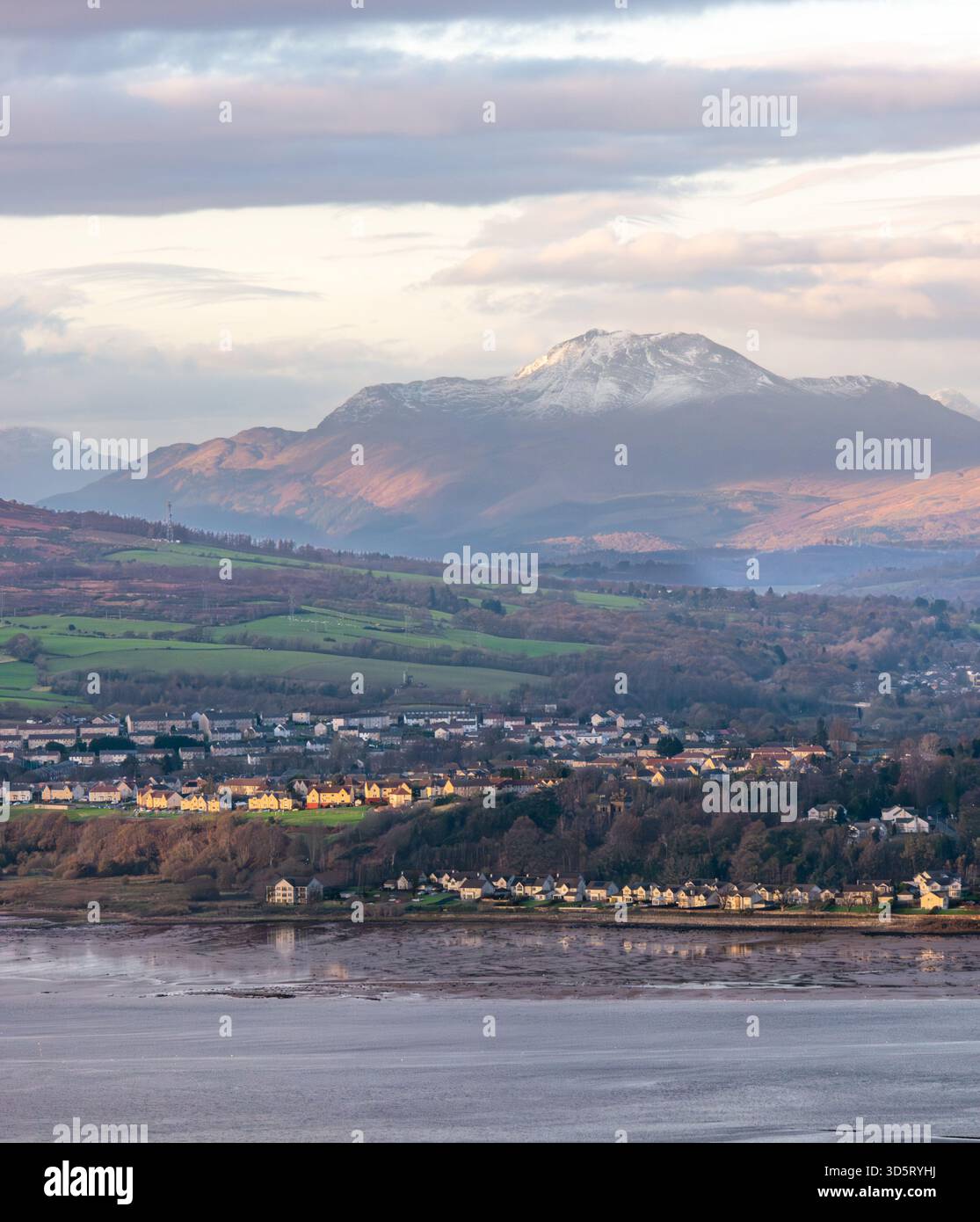 Vista della cima del Ben Lomond ricoperta di neve al crepuscolo dal fiume Clyde, Scozia, Regno Unito Foto Stock