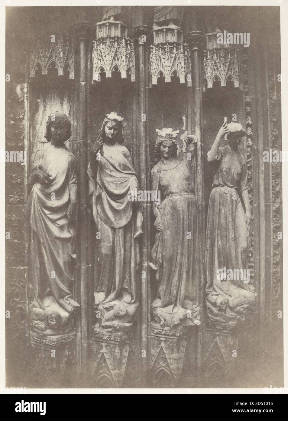 Questa fotografia del 1853 di Charles Marville raffigura il gruppo scultoreo "le virtù che schiacciano i vizi" nella cattedrale di Strasburgo, mostrando figure, rappresentazione allegorica, dettagli architettonici e opere di rilievo. Foto Stock
