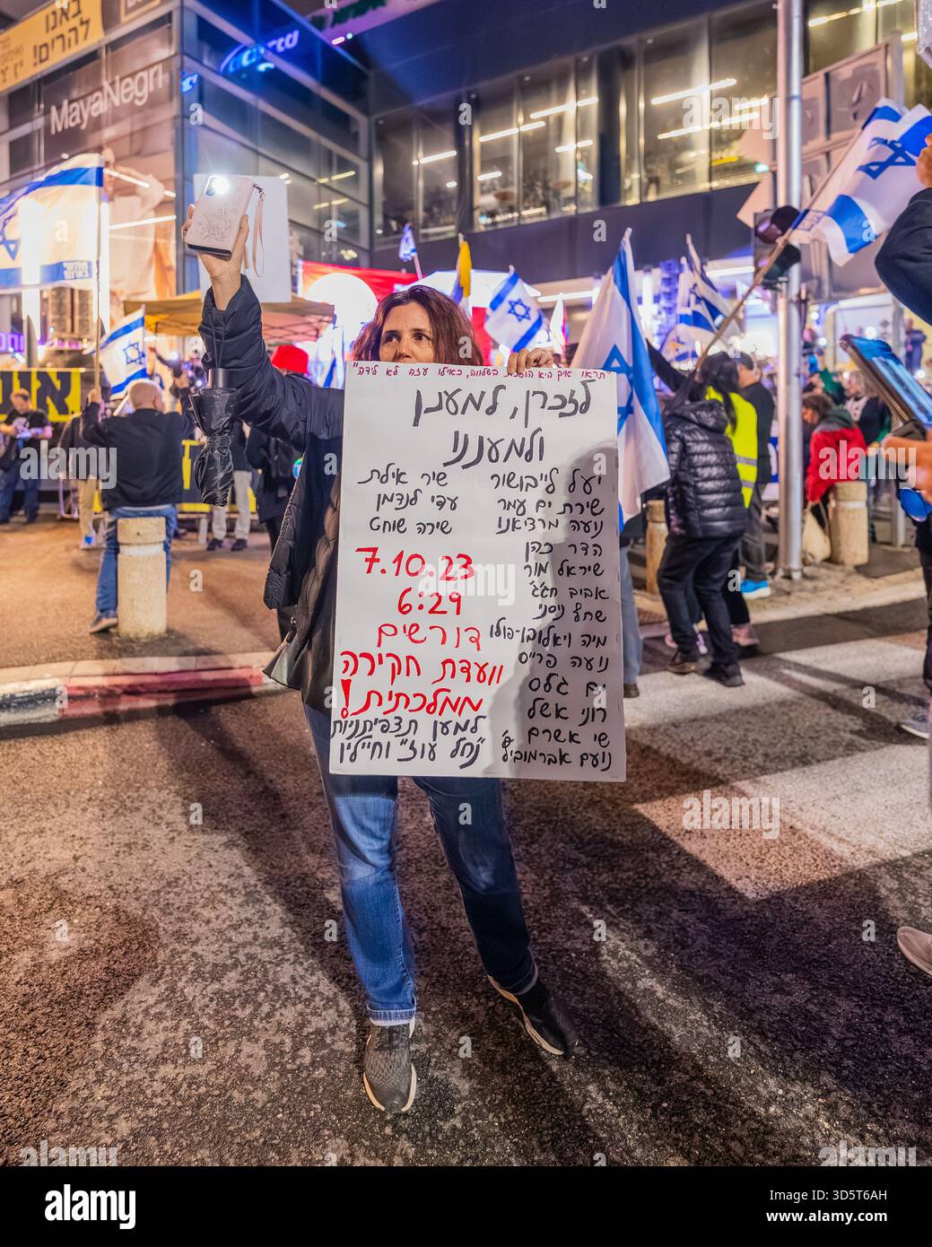 Haifa, Israele - 15 novembre 2025: Firma nominando soldati di guardia caduti, chiedendo una commissione di inchiesta statale, parte di una manifestazione di protesta in seguito al Foto Stock