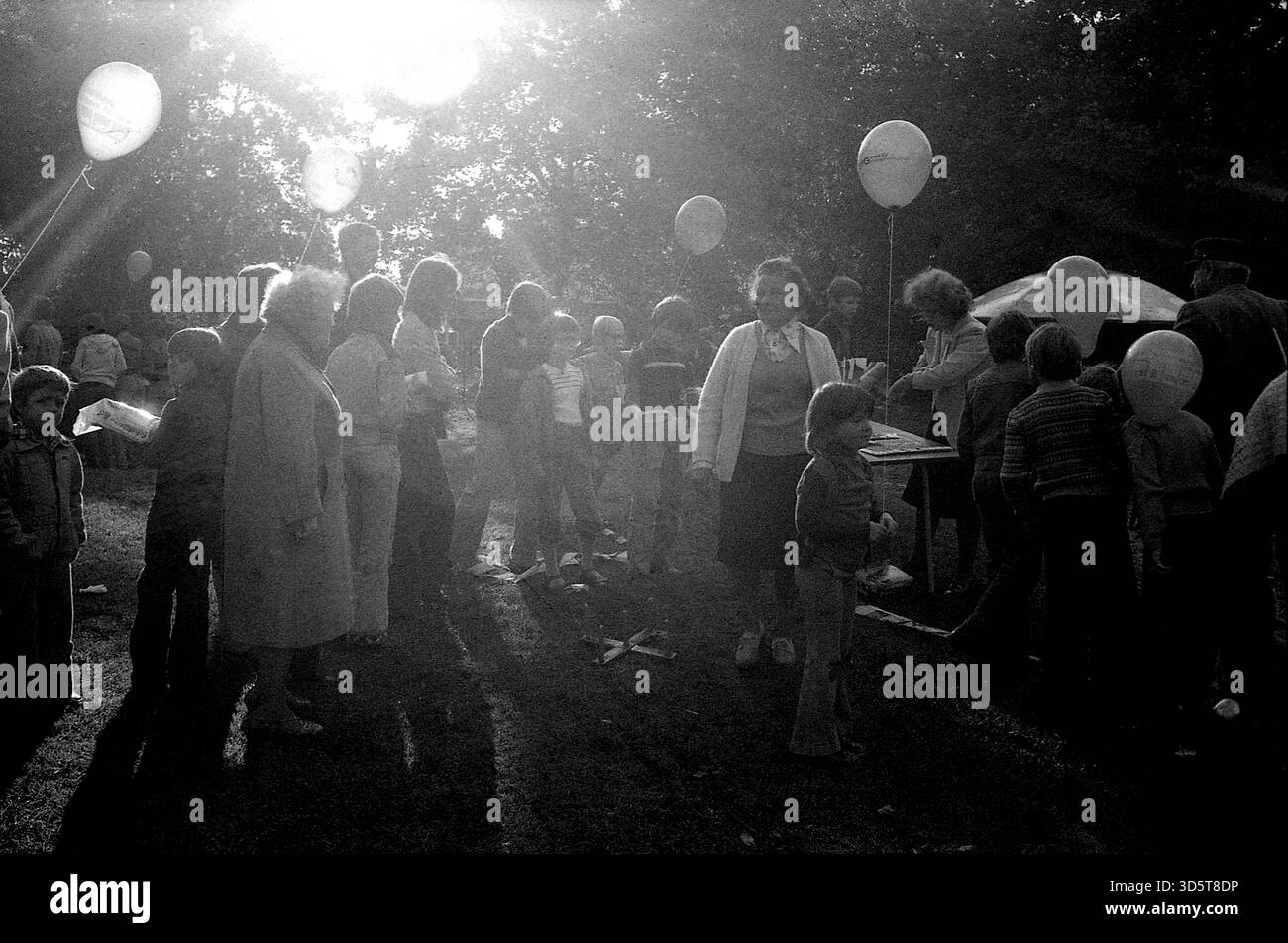 C'è sempre qualcosa da giocare e vincere a una festa per bambini sotto la luce del sole nel parco di Marienhöhe a Berlino-Tempelhof [traduzione automatica] Foto Stock