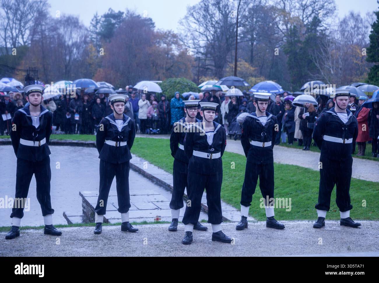 Sea Cadets Honour Guard, Remembrance Service, Helensburgh, Scozia Foto Stock