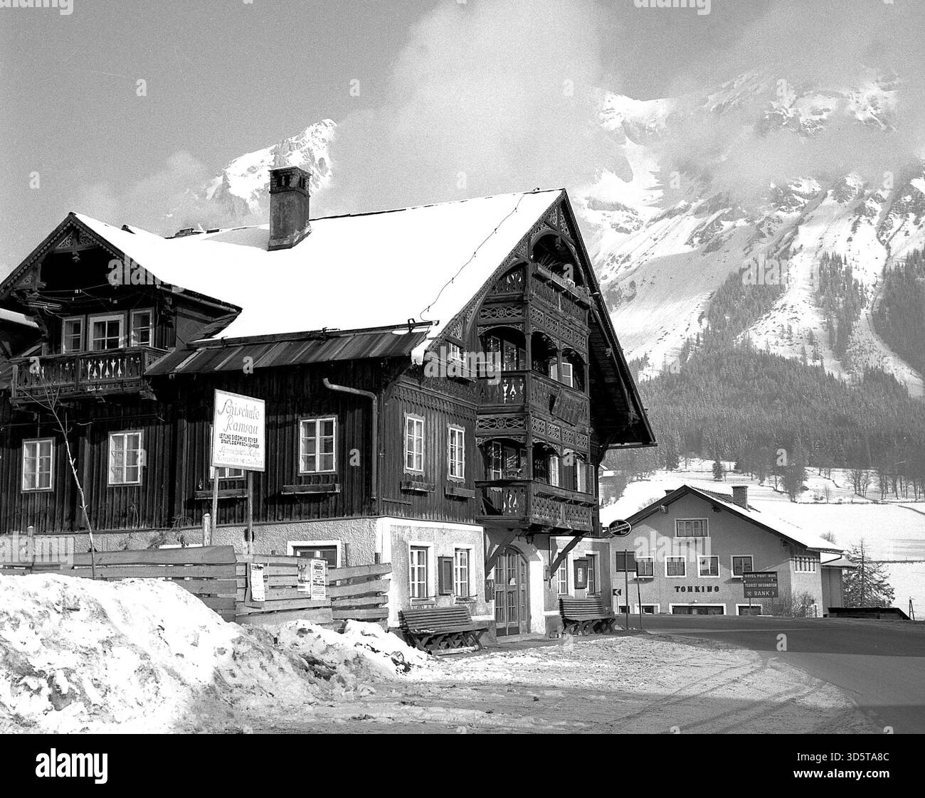 Kulmwirt Steirer Ramsau con Dachstein tra le nuvole. 1975 [traduzione automatica] Foto Stock