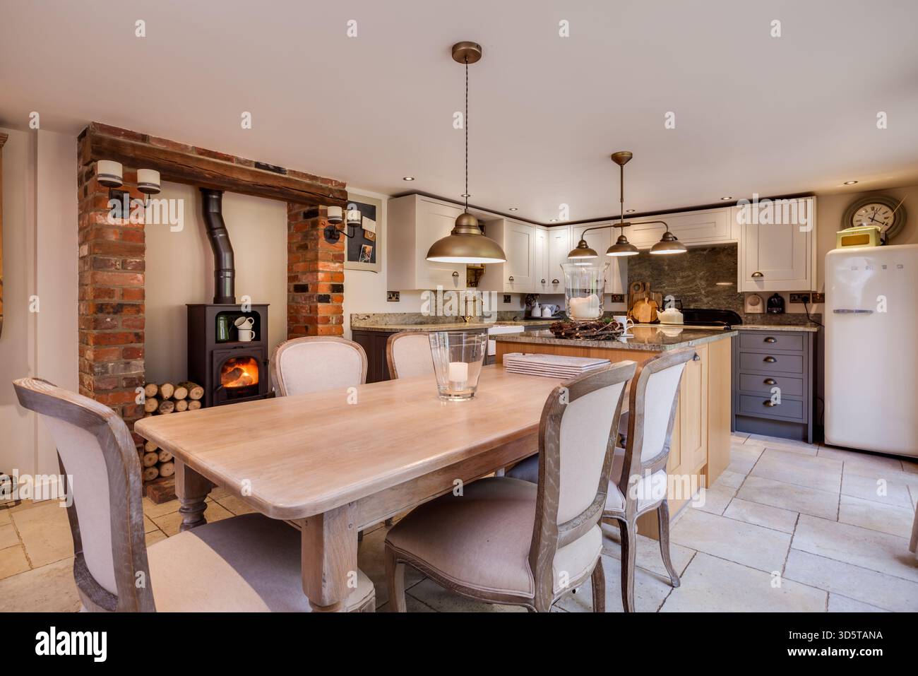 Hawkedon, Inghilterra - 3 novembre 2016: Splendido cottage in stile tradizionale, cucina con caminetto a legna Foto Stock