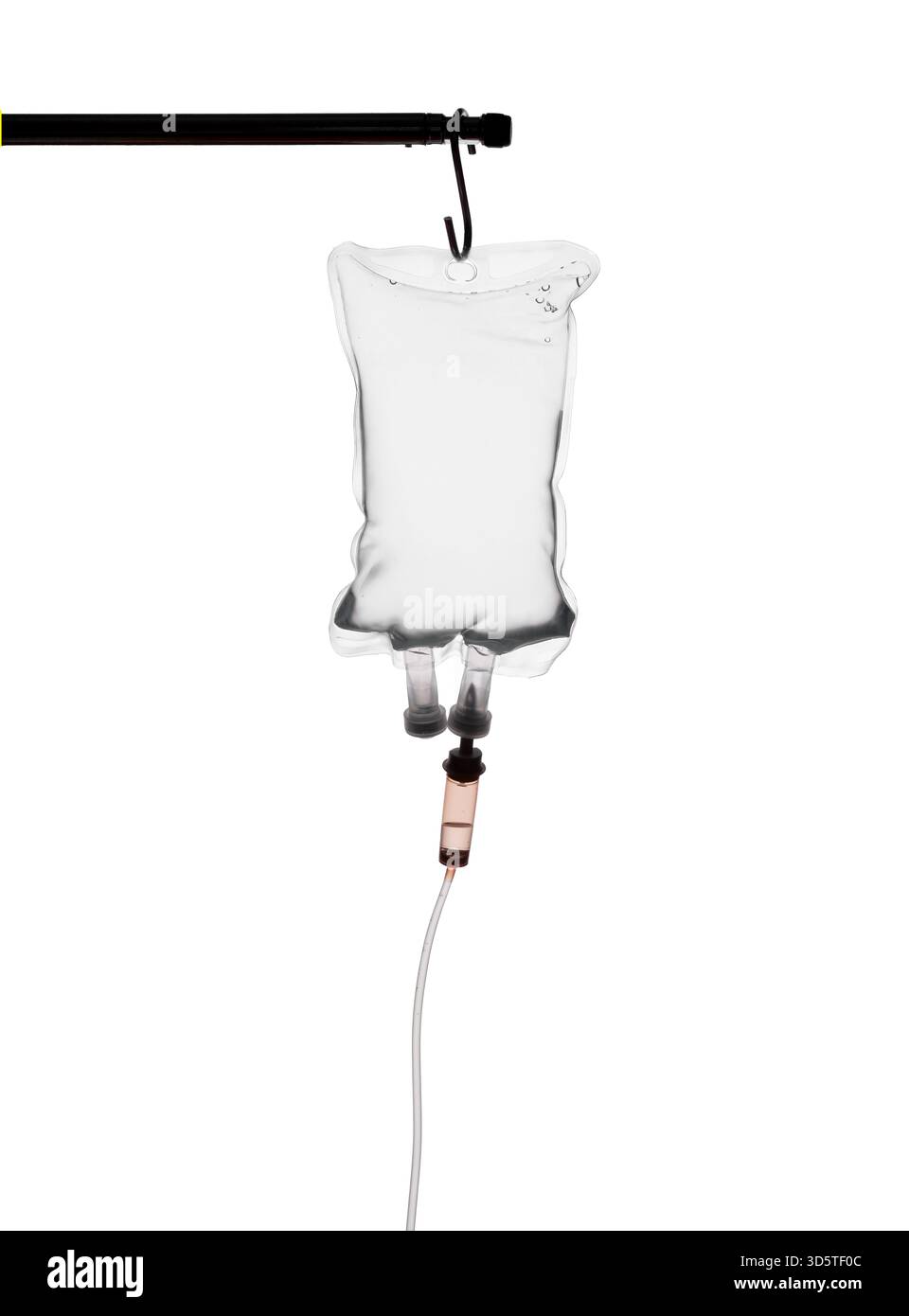 La soluzione salina viene erogata attraverso un'infusione endovenosa, che rappresenta l'assistenza sanitaria e il trattamento medico Foto Stock