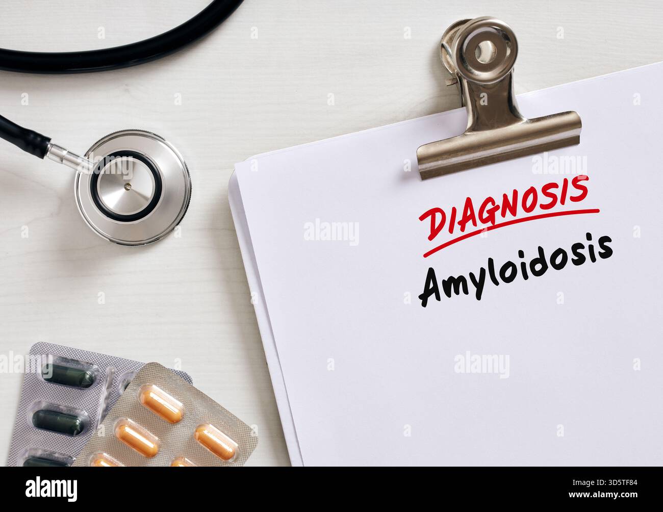 Appunti che mostra amiloidosi di diagnosi insieme allo stetoscopio e pillole, che rappresentano l'assistenza sanitaria e il trattamento per l'amiloidosi Foto Stock