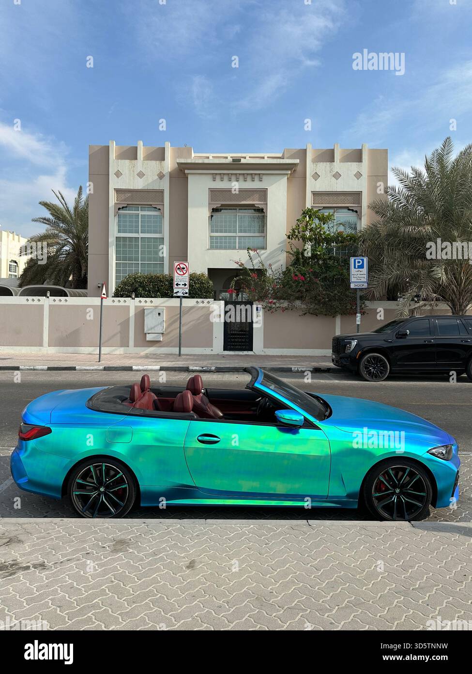 Iridescente auto BMW decappottabile parcheggiata - Immagine stock catturata con smartphone