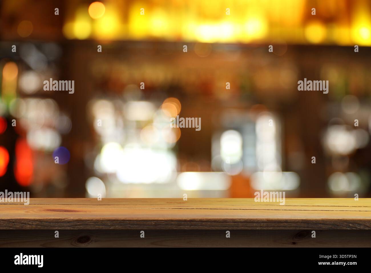 Tavolo di legno vuoto nel bar, sfondo sfocato. Spazio per il design Foto Stock