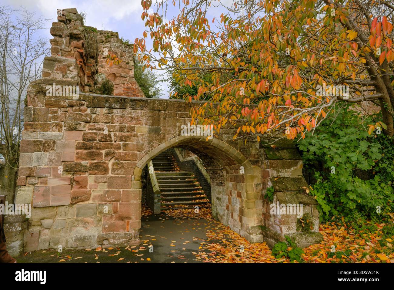 Worcester, Worcestershire - situato accanto al fiume Severn, si trova il portico medievale all'ingresso occidentale della cattedrale di Worcester. Immerso nella storia, Wo Foto Stock