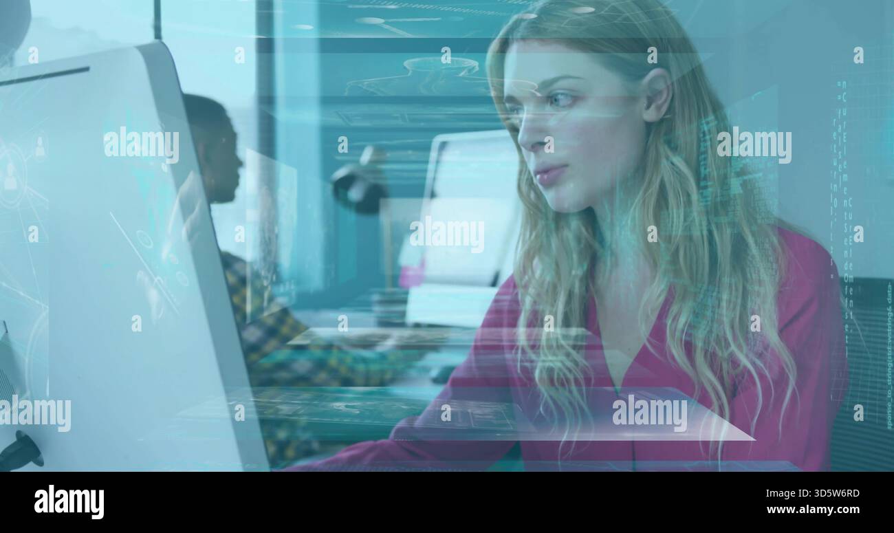 Donna che scrive con lunghi capelli biondi e indossa una blusa magenta sulla scrivania aperta, rivestimento HUD Foto Stock