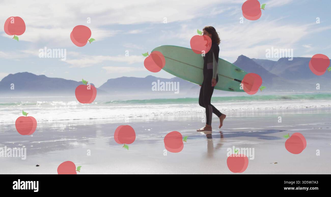 Escursionismo surfista in muta che trasporta menta longboard sulla spiaggia sabbiosa, adesivi pesca, spazio fotocopie Foto Stock