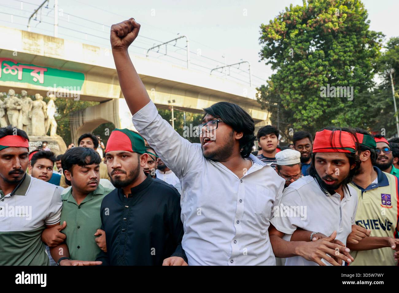 Dacca, Bangladesh. 17 novembre 2025. Gli studenti dell'Università di Dhaka sollevano segnali di vittoria ed eruttano in celebrazione al Teachers-Student Centre (TSC) dopo che il Tribunale internazionale per i crimini ha condannato a morte l'ex primo ministro Sheikh Hasina per crimini contro l'umanità, a Dhaka, Bangladesh, il 17 novembre 2025. Una grande folla si era riunita all'inizio della giornata per guardare una trasmissione in diretta del verdetto, organizzato dalla Dhaka University Central Students' Union (DUCSU). Gli studenti distribuirono dolci e slogan cantati mentre celebravano la sentenza del tribunale. (Immagine di credito: © Suvra Kan Foto Stock