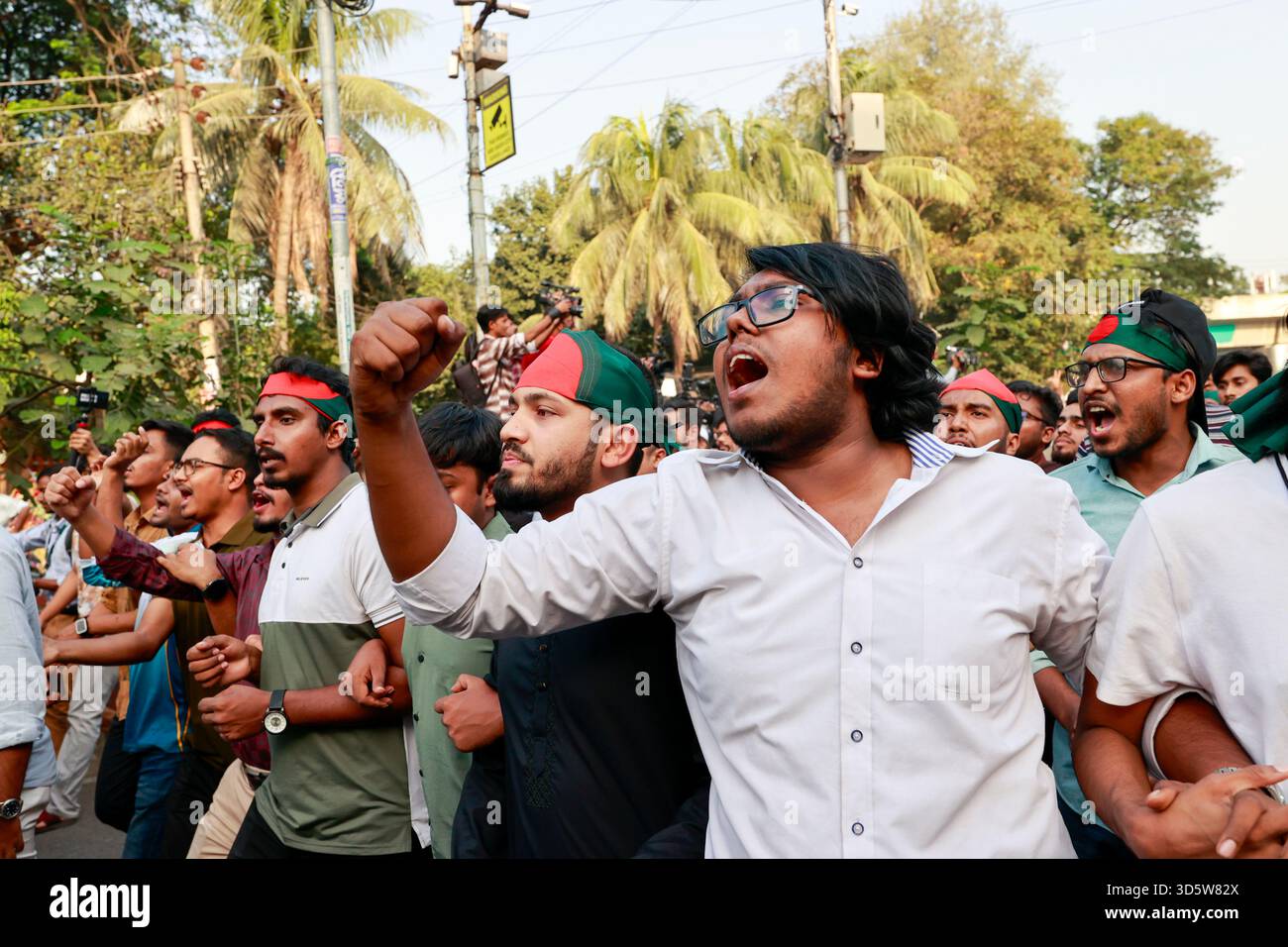 Dacca, Bangladesh. 17 novembre 2025. Gli studenti dell'Università di Dhaka sollevano segnali di vittoria ed eruttano in celebrazione al Teachers-Student Centre (TSC) dopo che il Tribunale internazionale per i crimini ha condannato a morte l'ex primo ministro Sheikh Hasina per crimini contro l'umanità, a Dhaka, Bangladesh, il 17 novembre 2025. Una grande folla si era riunita all'inizio della giornata per guardare una trasmissione in diretta del verdetto, organizzato dalla Dhaka University Central Students' Union (DUCSU). Gli studenti distribuirono dolci e slogan cantati mentre celebravano la sentenza del tribunale. (Immagine di credito: © Suvra Kan Foto Stock