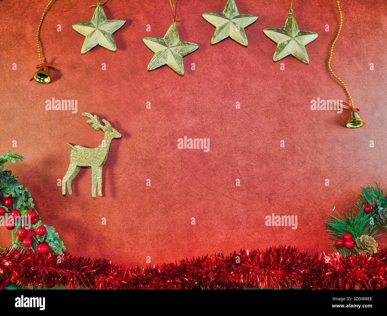 Sfondo rosso di Natale decorazioni scintillanti - sfondo rosso brillante di Natale con stelle dorate scintillanti, renne scintillanti, ghirlanda festosa. Perfetto per ho Foto Stock