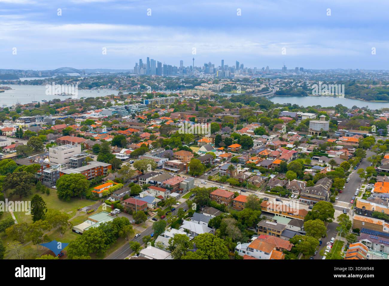Fotografia aerea del drone che guarda verso il quartiere centrale degli affari di Sydney e il porto di Sydney dal sobborgo di Drummoyne nel nuovo Galles del Sud, Australia. Foto Stock