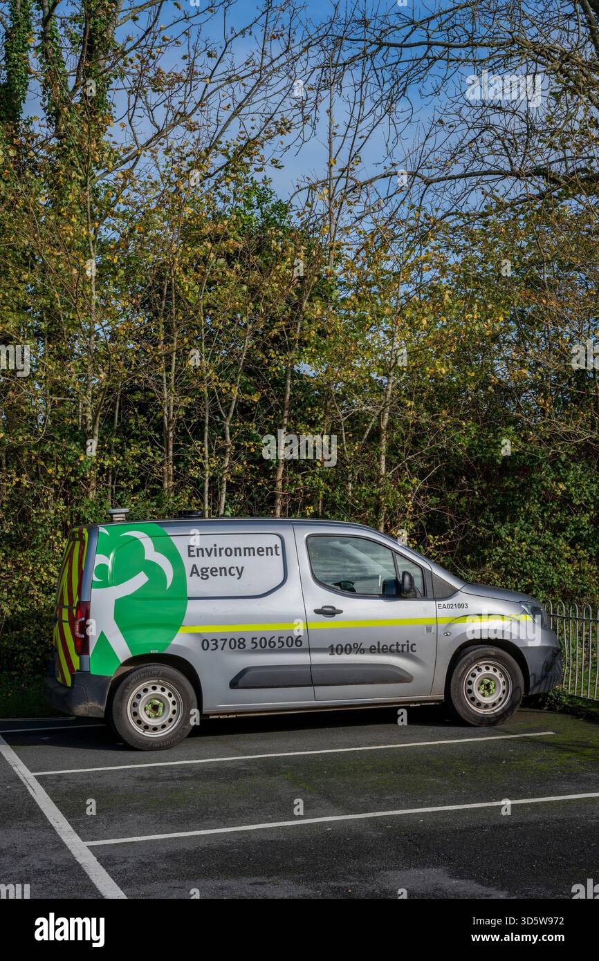 Agenzia ambientale tutti i furgoni elettrici utilizzati come trasporto aziendale dai dipendenti delle agenzie governative. L'agenzia ambientale firma un furgone elettrico scritto. Foto Stock