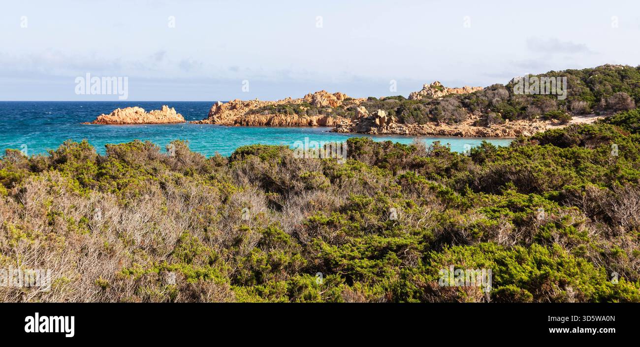 Isola di Caprera nell'Arcipelago della Maddalena, Sardegna, Italia. Vista mare Mediterraneo dalle acque cristalline e turchesi vicino a Cala Andreani. Il mare è bellissimo. Foto Stock