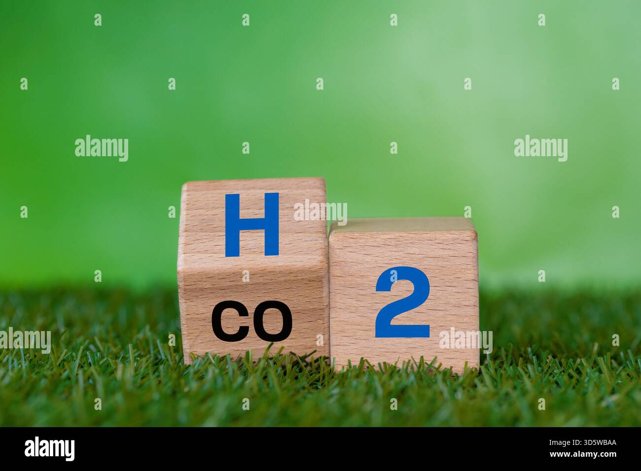 I dadi di legno modificano l'espressione di CO2 in H2. Riduzione delle emissioni di anidride carbonica sostituendo l'idrogeno. Un concetto aziendale ambientale. Passare a f Foto Stock