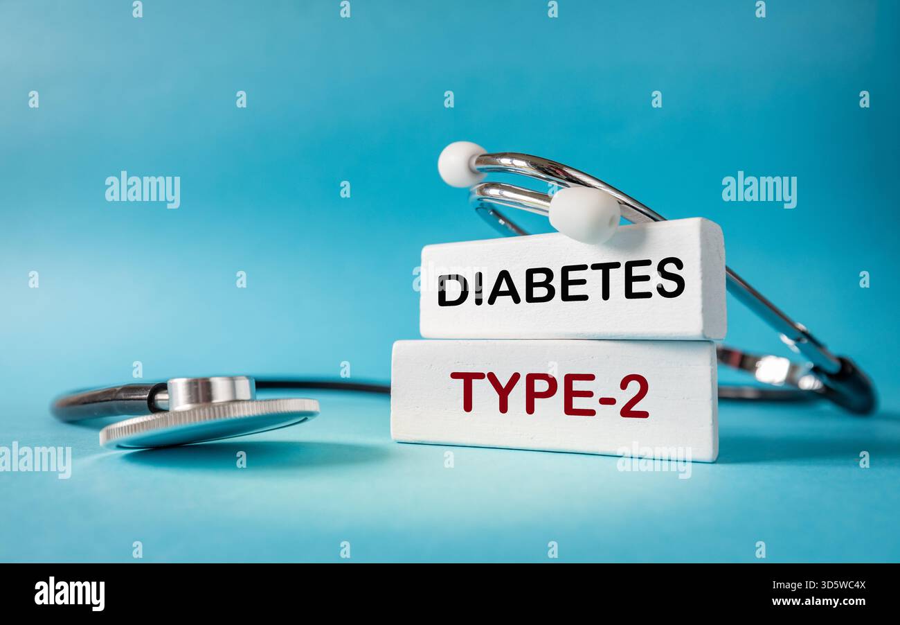 Diabete di tipo 2. Concetto di salute. Malattia metabolica, malattia della civiltà. Associato all'obesità, geneticamente determinato. Testo su blocchi bianchi, steth Foto Stock