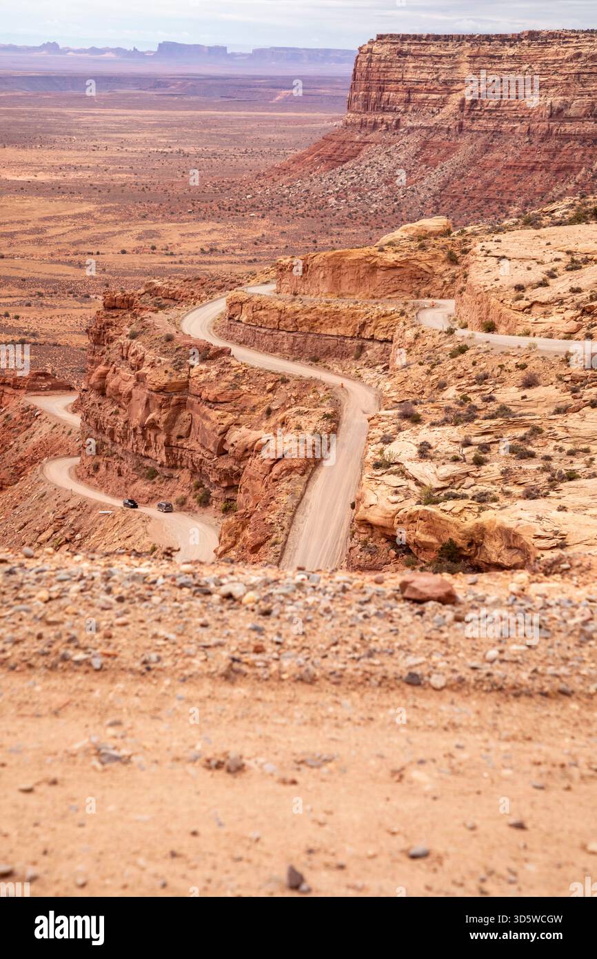 Mexican Hat, Utah - Moki Dugway, una strada sterrata con curve strette e senza barriere di sicurezza che scende a 1200 metri da Cedar Mesa. La strada è stata costruita Foto Stock