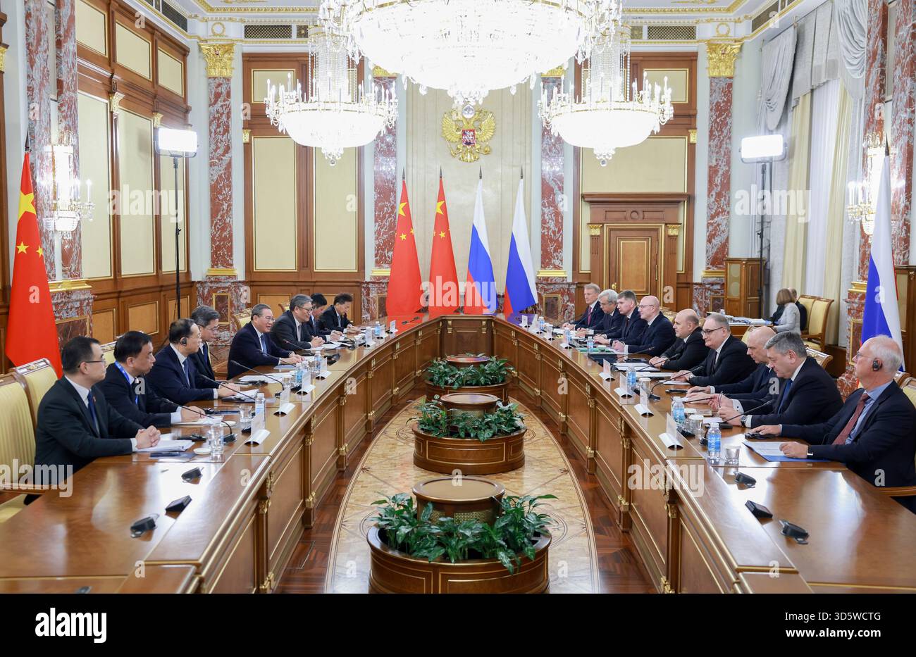 Mosca, Russia. 17 novembre 2025. Il Premier cinese li Qiang incontra il primo ministro russo Mikhail Mishustin a Mosca, Russia, 17 novembre 2025. Crediti: Ding Haitao/Xinhua/Alamy Live News Foto Stock