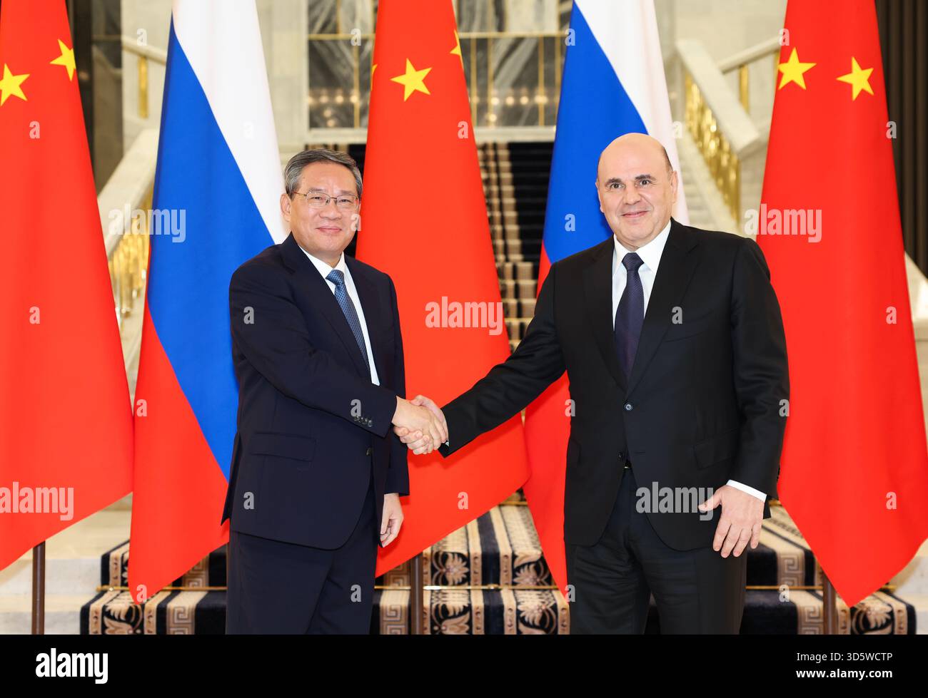 Mosca, Russia. 17 novembre 2025. Il Premier cinese li Qiang incontra il primo ministro russo Mikhail Mishustin a Mosca, Russia, 17 novembre 2025. Crediti: Huang Jingwen/Xinhua/Alamy Live News Foto Stock