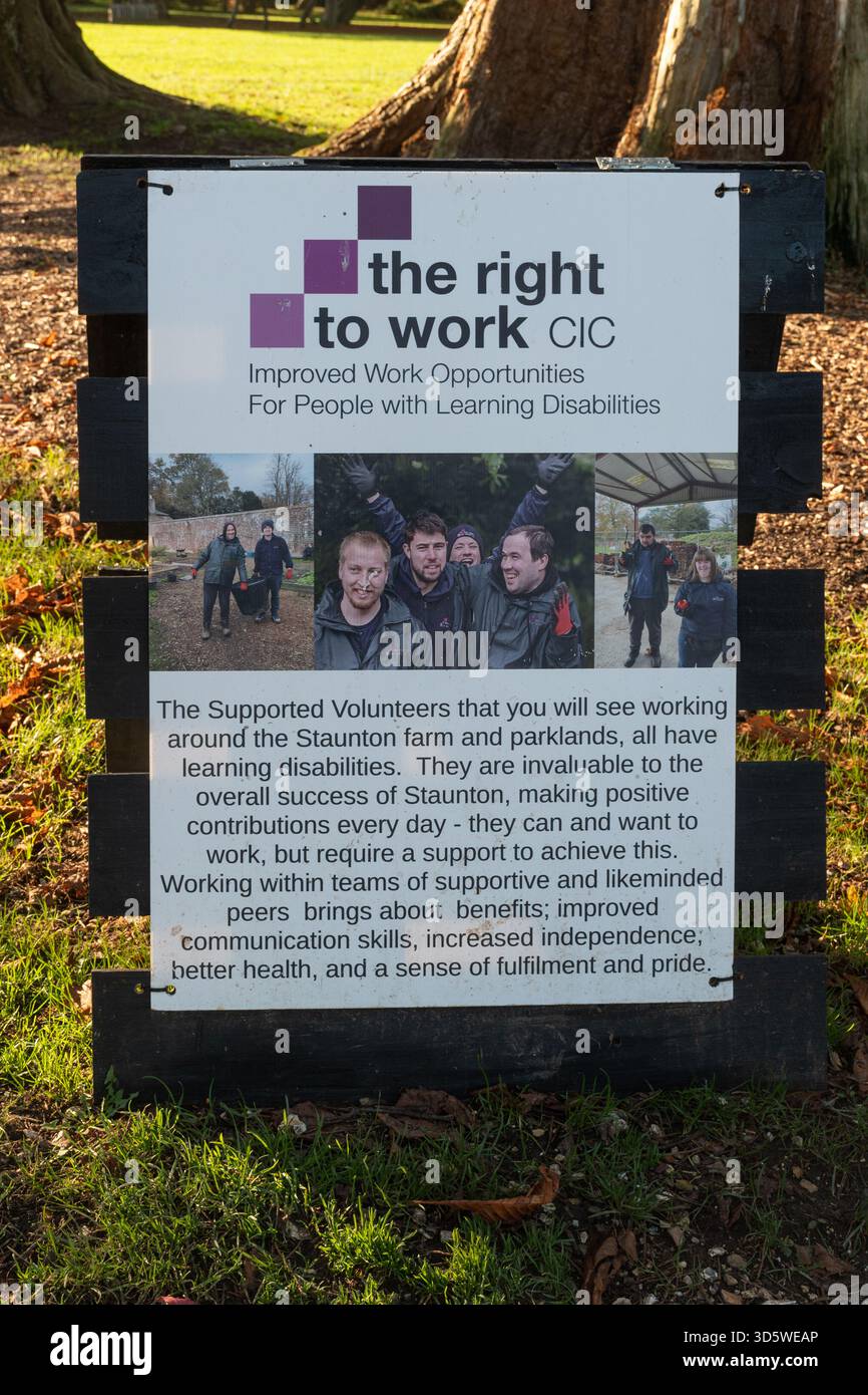 Il cartello del diritto al lavoro (TRTW) presso Staunton Country Park, Hampshire, Inghilterra, Regno Unito, sulle opportunità di lavoro per le persone con disabilità di apprendimento Foto Stock