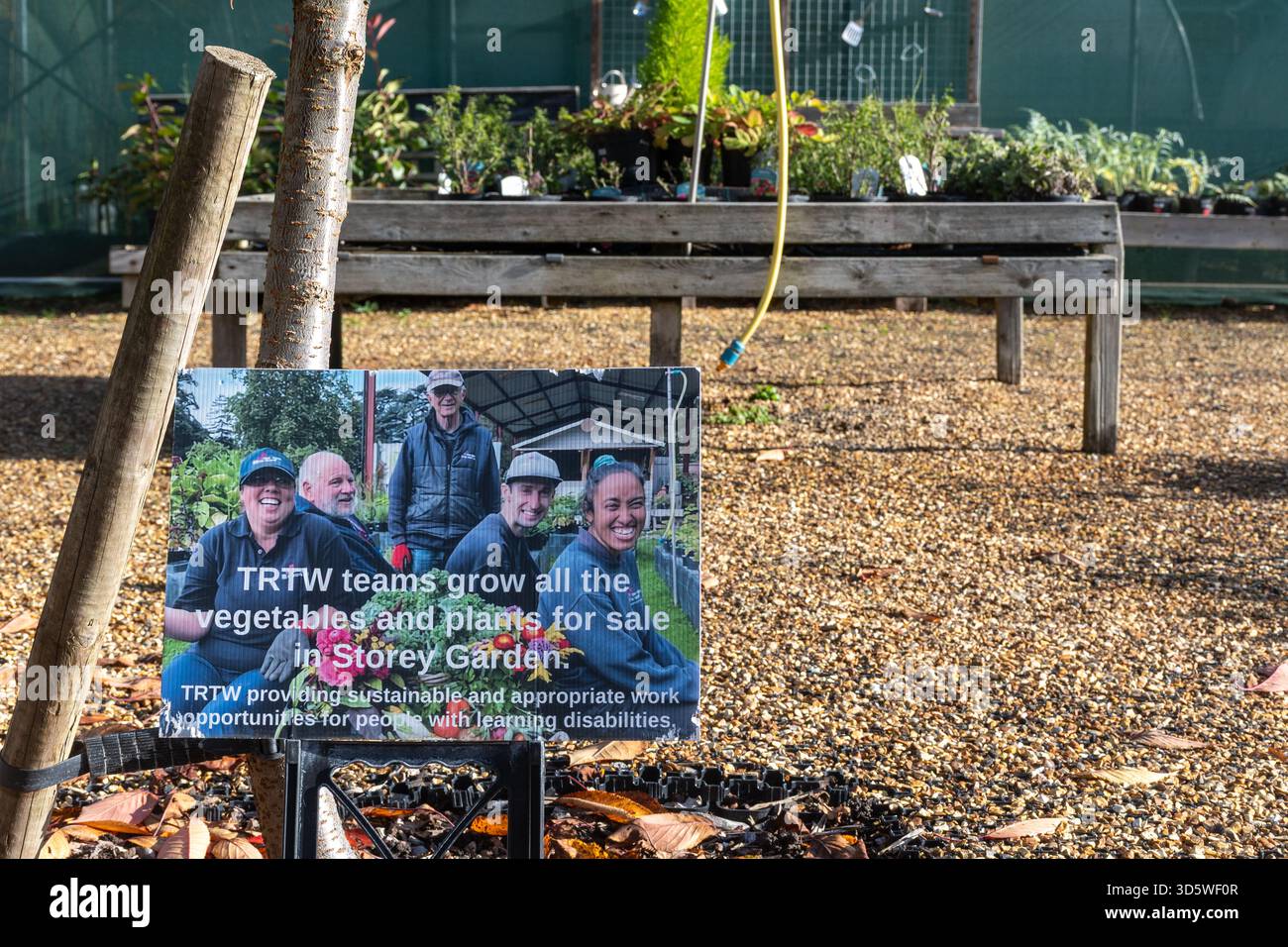 Lo Storey Garden di Staunton Country Park, sede del gruppo "diritto al lavoro", sosteneva il giardinaggio per le persone con disabilità di apprendimento, Hampshire, Regno Unito Foto Stock