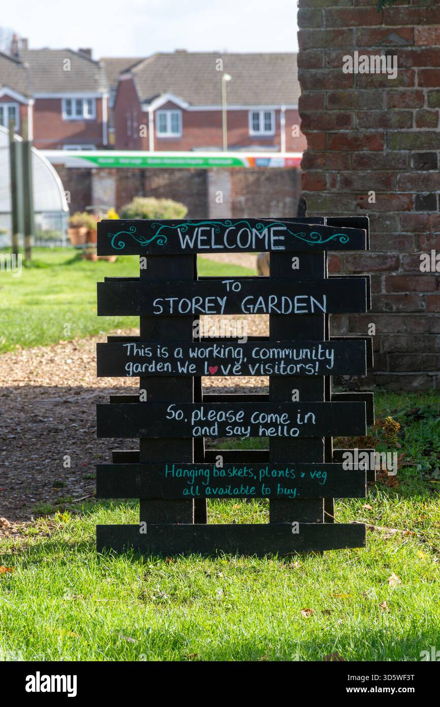 Lo Storey Garden di Staunton Country Park, sede del gruppo "diritto al lavoro", sosteneva il giardinaggio per le persone con disabilità di apprendimento, Hampshire, Regno Unito Foto Stock