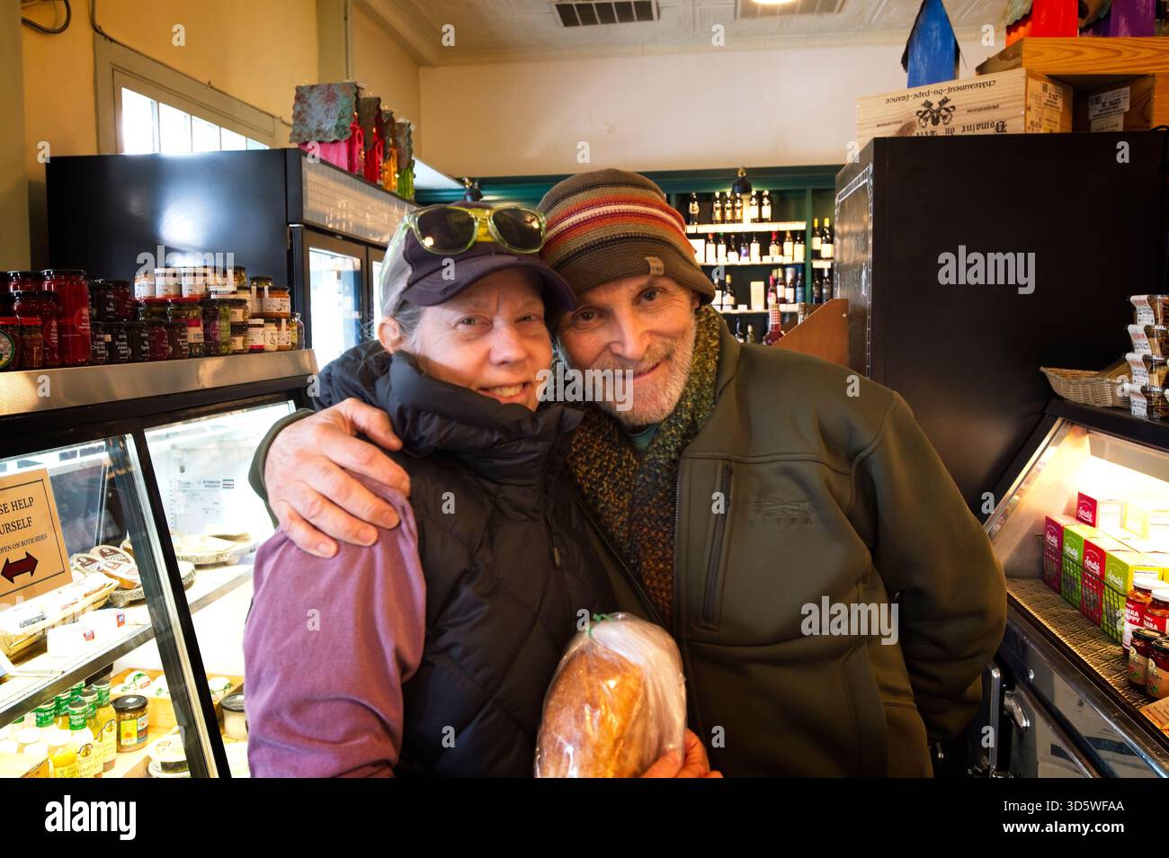 STATI Uniti - 11-12-2025: Douglas Graham e sua moglie Dawn of 40-years fanno acquisti al Lockes Store di Millwood Virginia. Erano stati in banca nella m Foto Stock