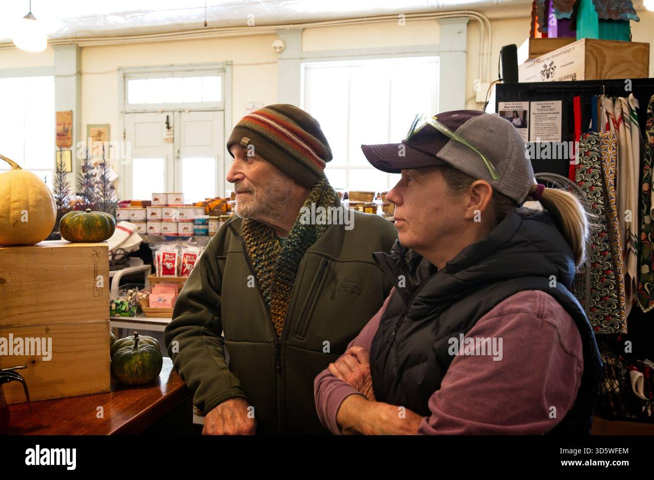 STATI Uniti - 11-12-2025: Douglas Graham e sua moglie Dawn of 40-years fanno acquisti al Lockes Store di Millwood Virginia. Erano stati in banca nella m Foto Stock