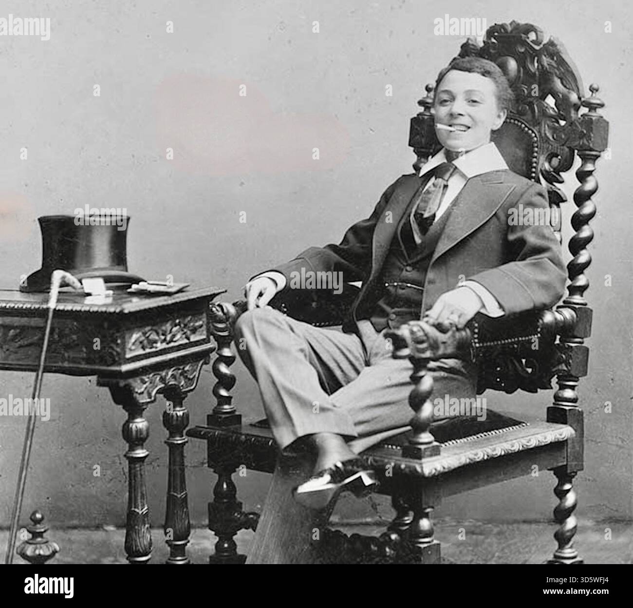 Vesta Tilley - Un Impersonatore maschio - anni '1900 - vestito impeccabilmente con un abito da uomo, completo di giacca, gilet, camicia con colletto e cravatta. Tilley ha studiato e imitato la moda e i manierismi degli uomini con un incredibile grado di accuratezza per il suo atto. Foto Stock