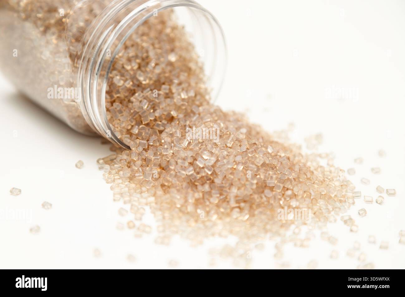 Pellet di plastica color ambra per la produzione industriale Foto Stock