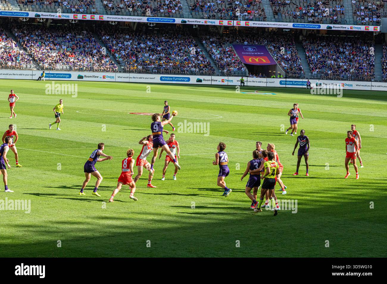 I Fremantle Dockers giocano i Sydney Swans all'Aussie Rules Football il 23/3/25 all'Optus Stadium di Perth, Australia Occidentale, Australia Foto Stock