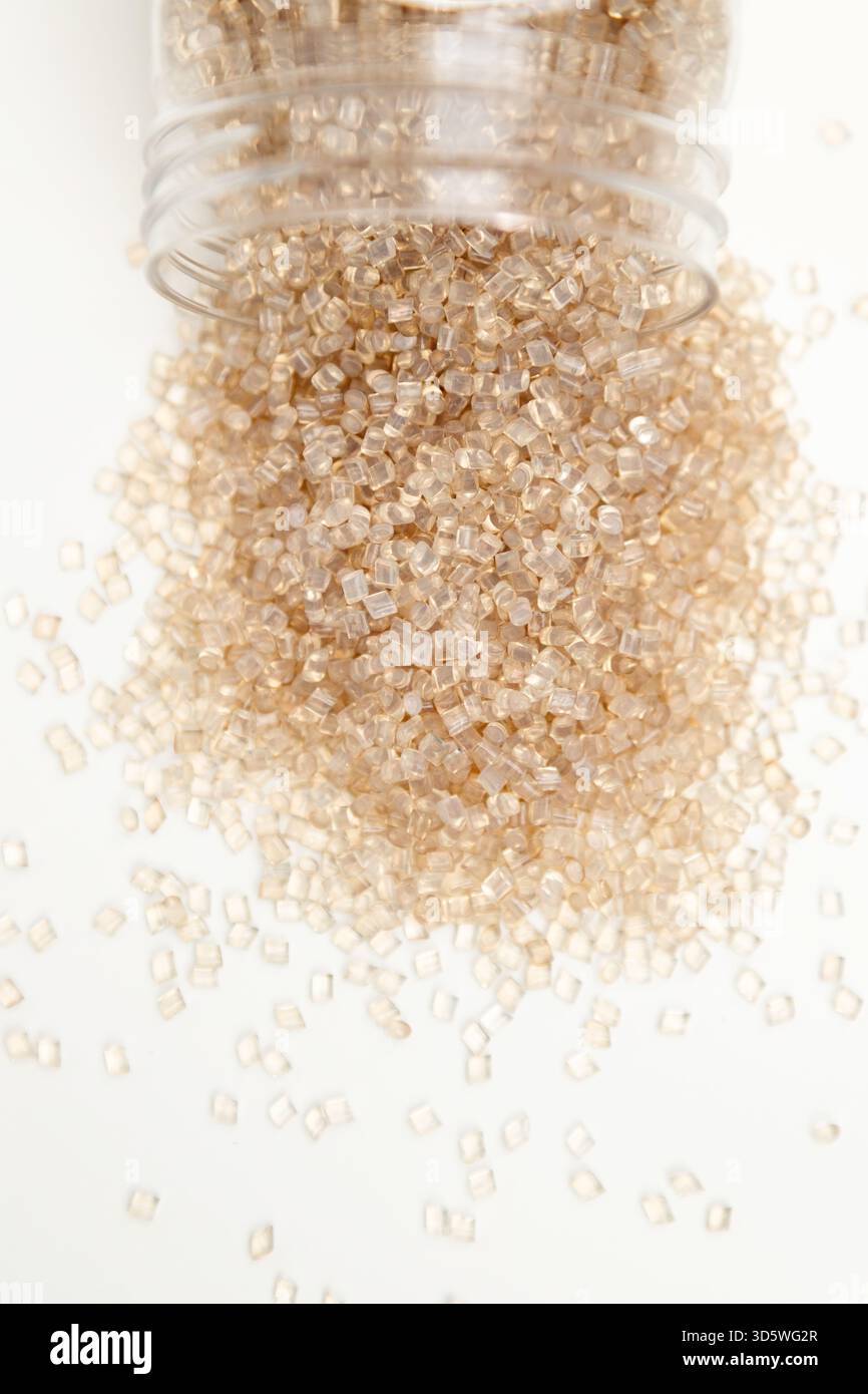 Pellet di plastica color ambra per la produzione industriale Foto Stock