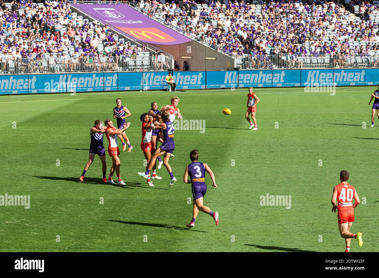 I Fremantle Dockers giocano i Sydney Swans all'Aussie Rules Football il 23/3/25 all'Optus Stadium di Perth, Australia Occidentale, Australia Foto Stock