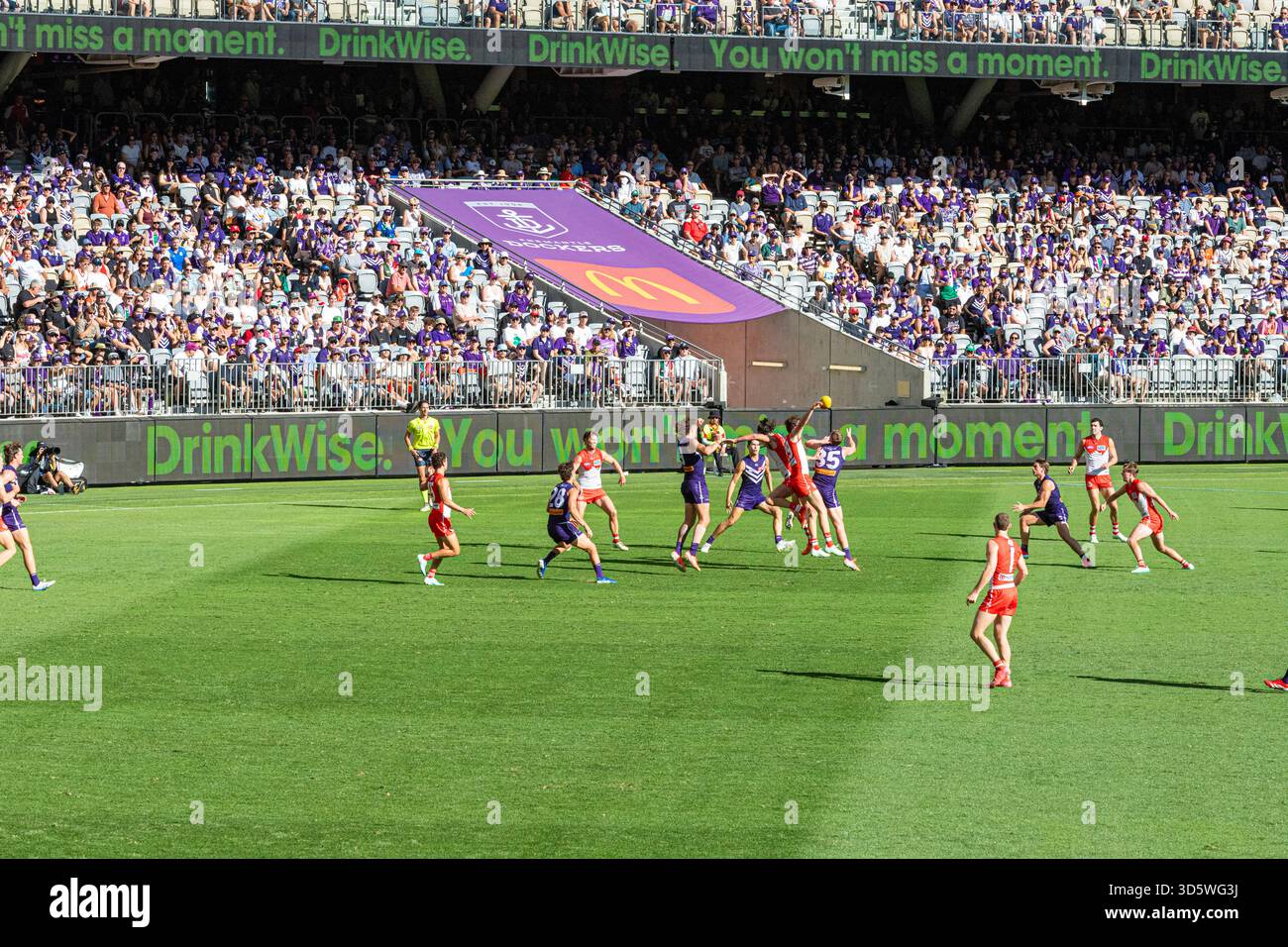 I Fremantle Dockers giocano i Sydney Swans all'Aussie Rules Football il 23/3/25 all'Optus Stadium di Perth, Australia Occidentale, Australia Foto Stock